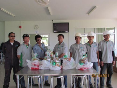 มอบของช่วยเหลือพนักงานบริษัททรัพย์ทิพย์ ที่ประสบปัญหาอุทกภัยน้ำท่วม วันที่ 26 ตุลาคม 2554