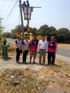 สนับสนุนหลอดไฟเพื่อให้แสงสว่างและเพิ่มความปลอดภัยในการสัญจรบริเวณหมู่ 6 บ้านโค้งรถไฟ