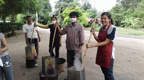 บริการย้อมผ้าและแจกริบบิ้นสีดำฟรีหน้าที่ทำการกำนันตำบลนิคมลำนารายณ์